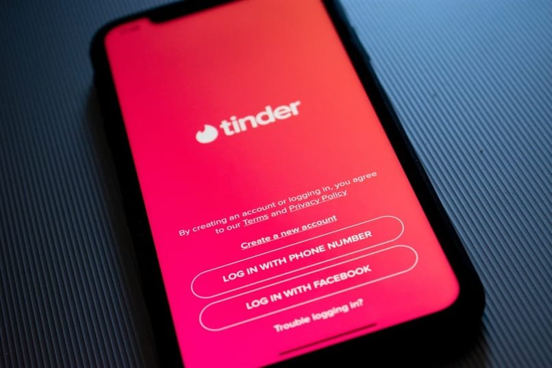 Comment commencer une bonne conversation dans l'opération Tinder Phrases, questions et jeux